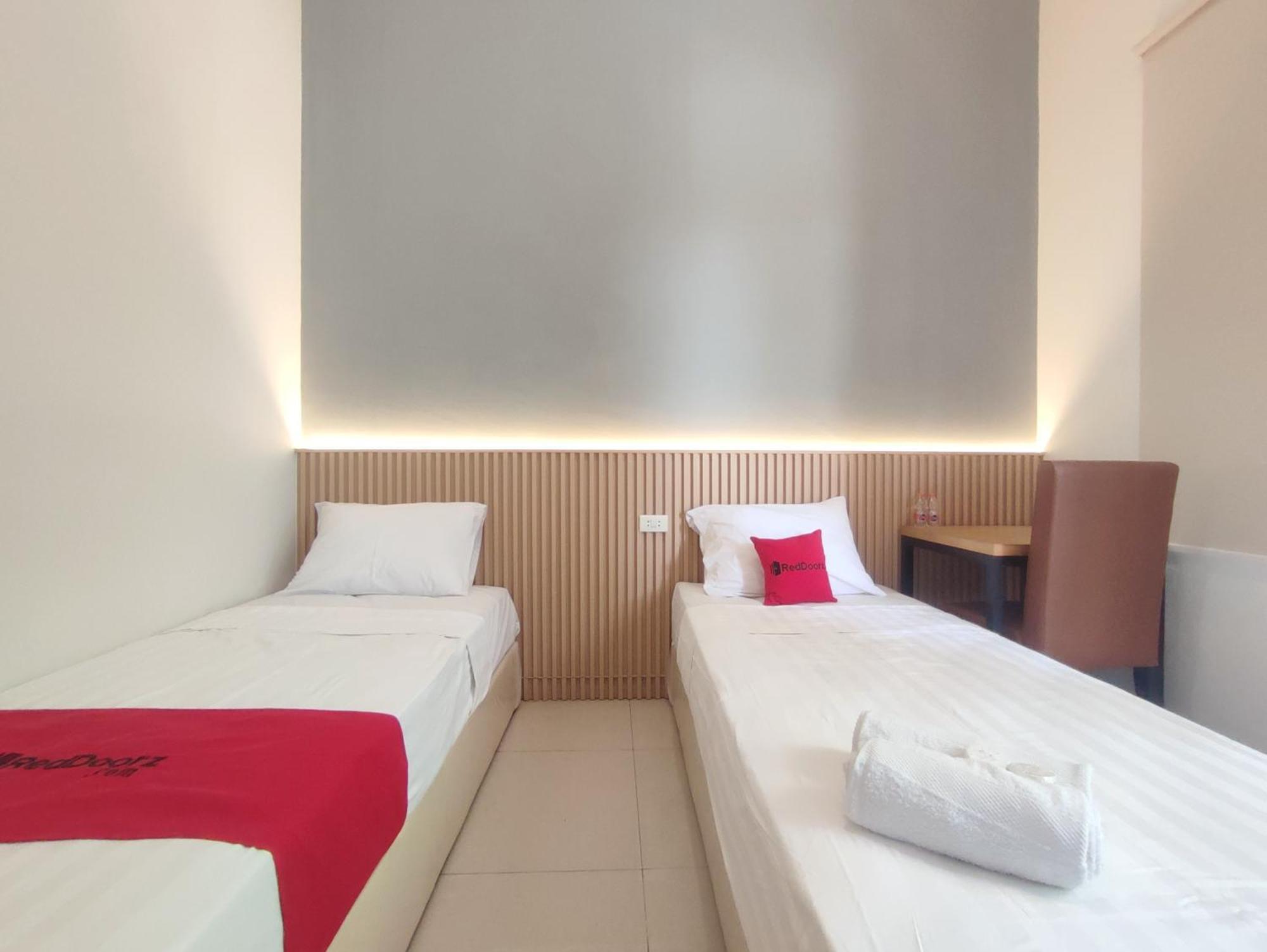 Reddoorz Near Simpang Lima Hotel *
