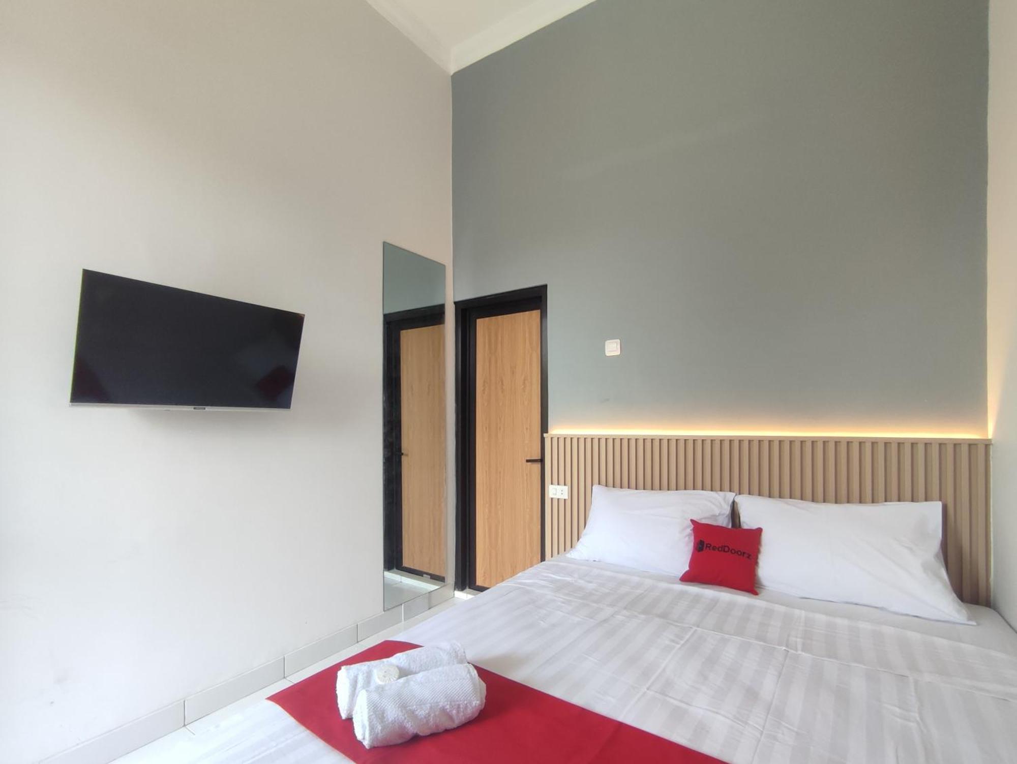 Reddoorz Near Simpang Lima Hotel